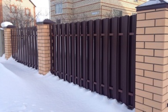 Забор из евроштакетника в шахматном порядке 30 метров фото в Черустях