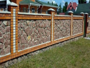 Кирпичный забор с камнем 12 метров фото в Черустях