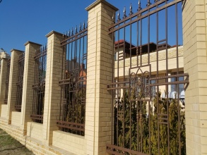 Кирпичный забор с ковкой  10 метров фото в Черустях