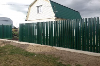 Забор из евроштакетника на ленточном фундаменте 70 метров фото в Черустях