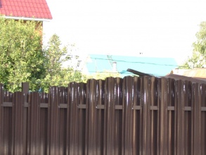 Забор из евроштакетника на ленточном фундаменте 10 метров фото в Черустях